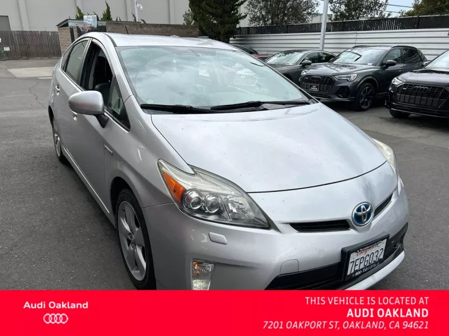 2014 Toyota Prius Five photo 1