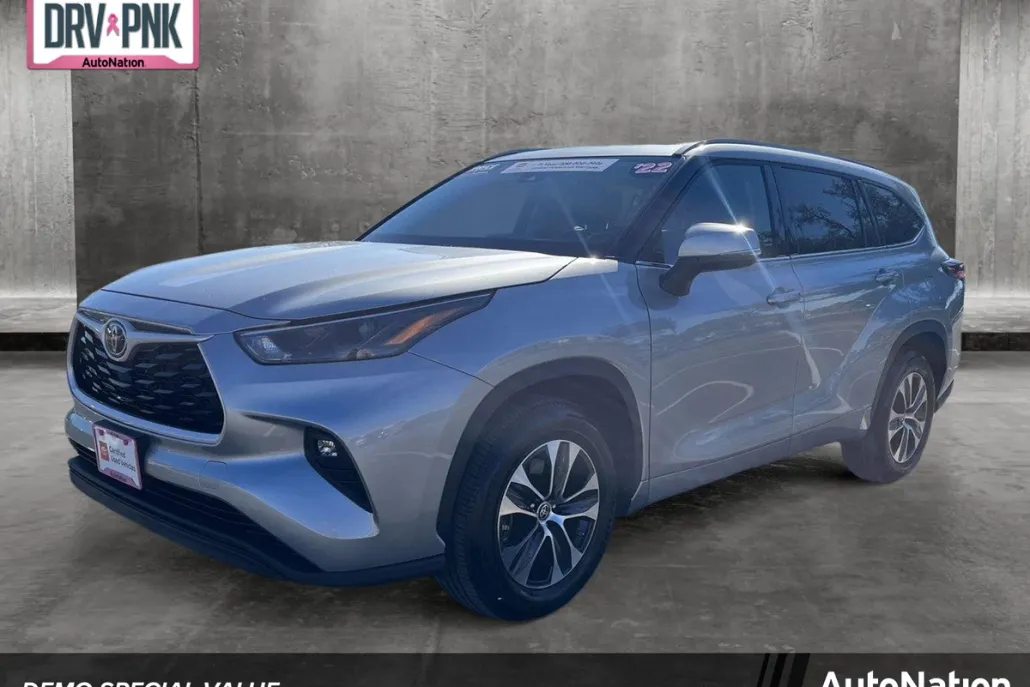 2022 Toyota Highlander XLE photo 1