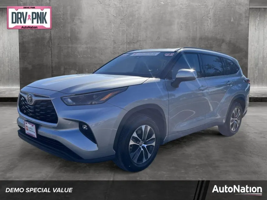 2022 Toyota Highlander XLE photo 1