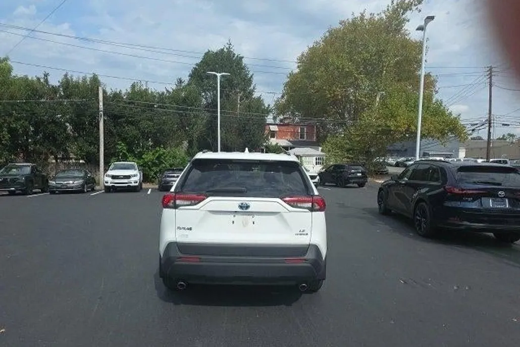 2022 Toyota RAV4 Hybrid LE photo 1