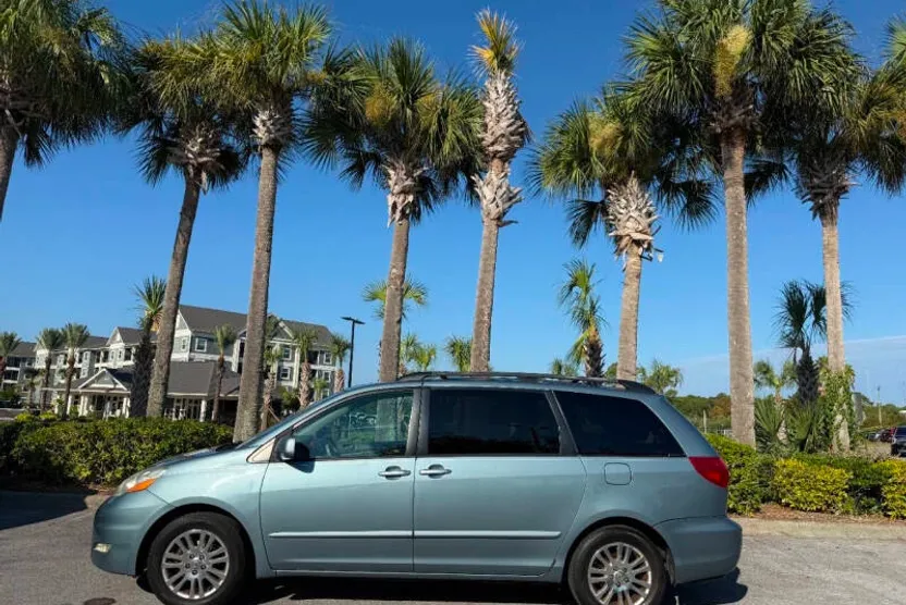 2008 Toyota Sienna XLE Limited photo 1