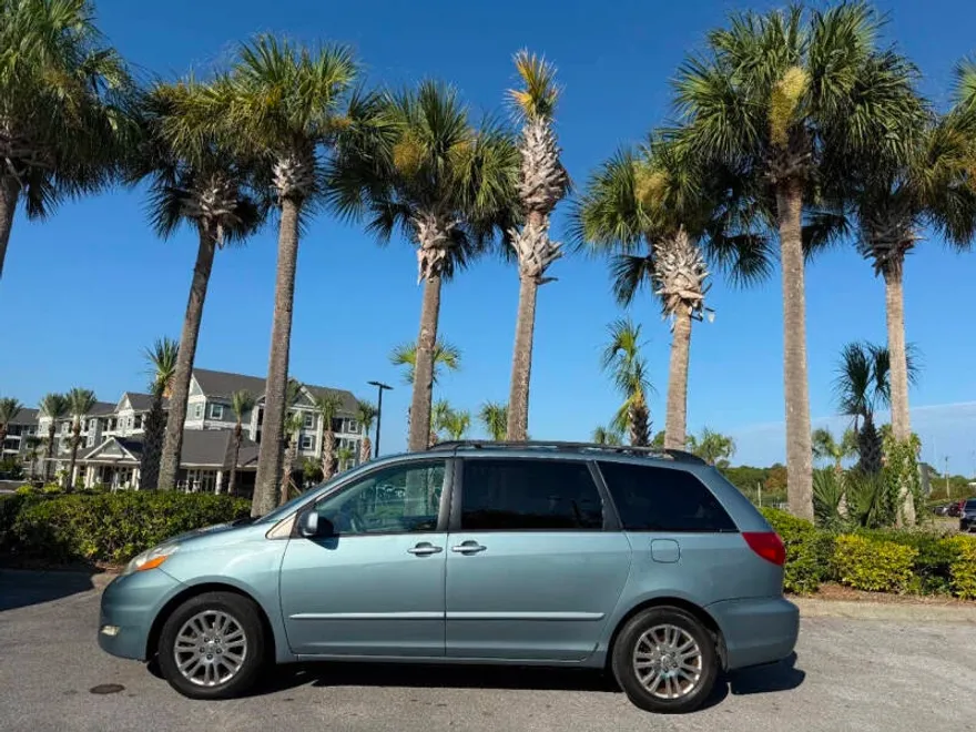 2008 Toyota Sienna XLE Limited photo 1