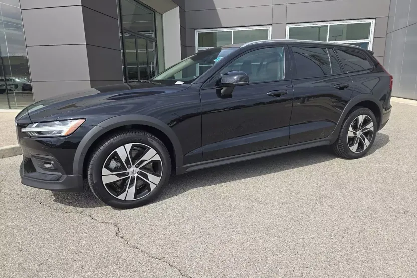 2024 Volvo V60 Cross Country B5 Plus photo 1
