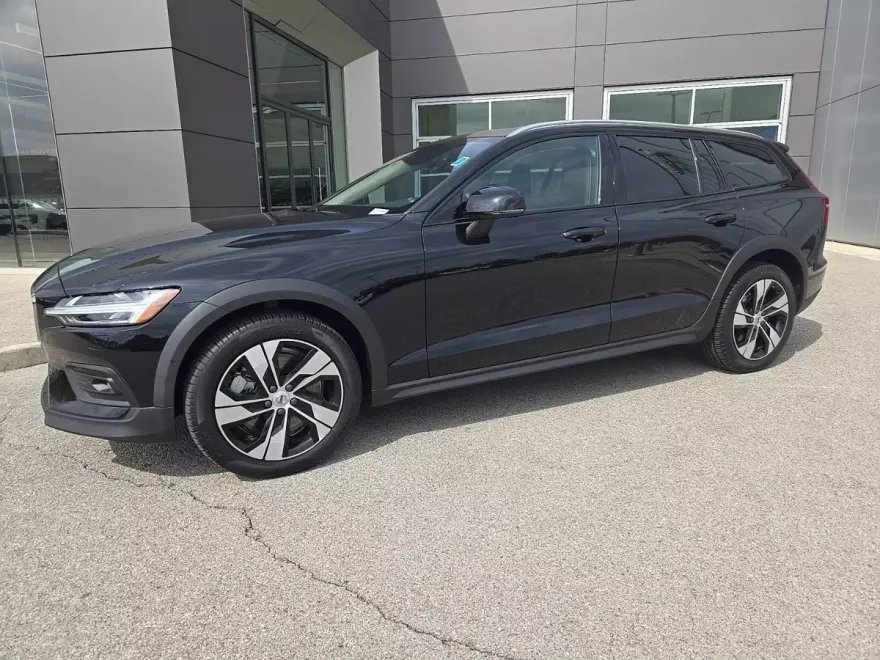2024 Volvo V60 Cross Country B5 Plus photo 1