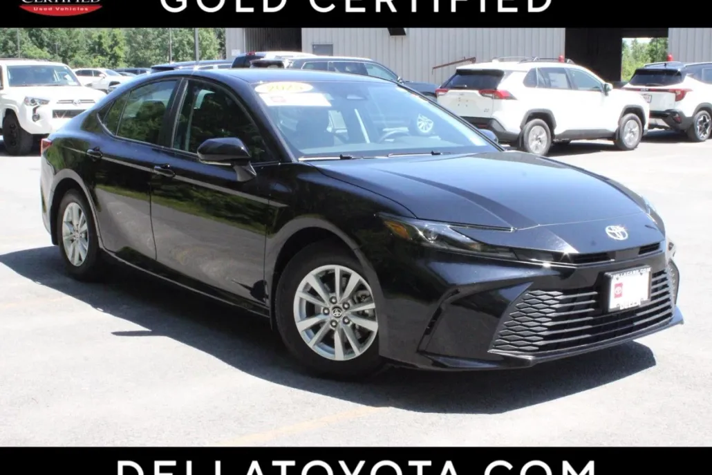 2025 Toyota Camry LE photo 1