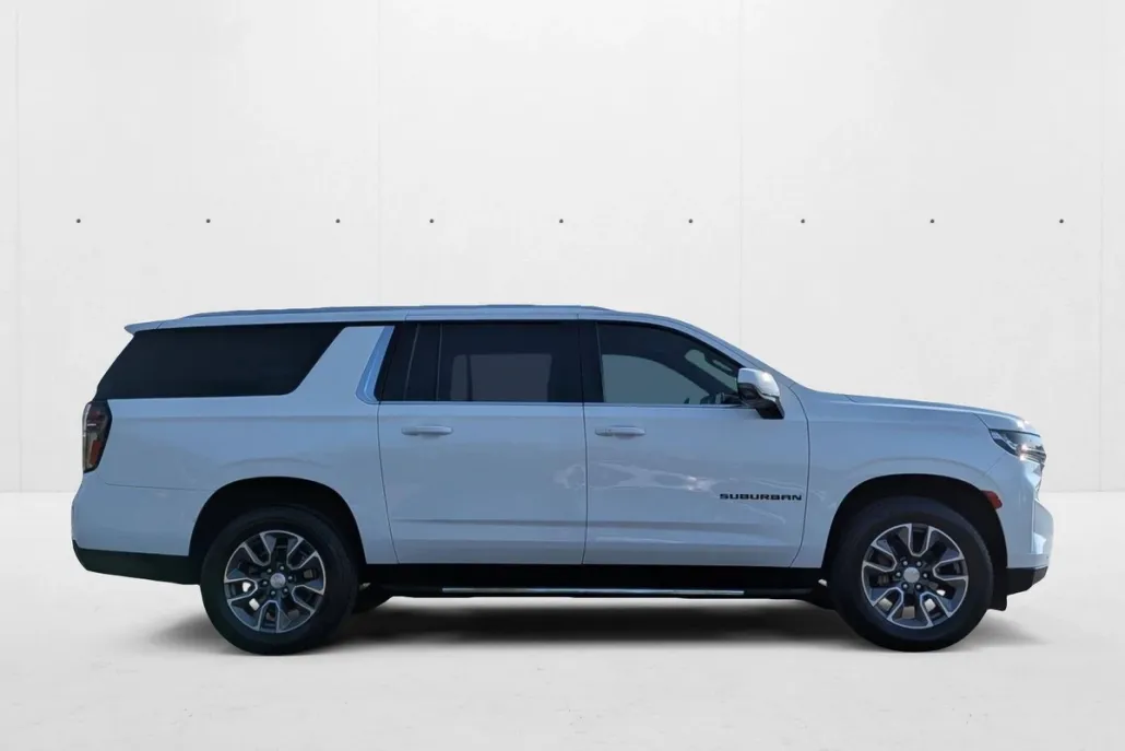 2022 Chevrolet Suburban LT photo 1