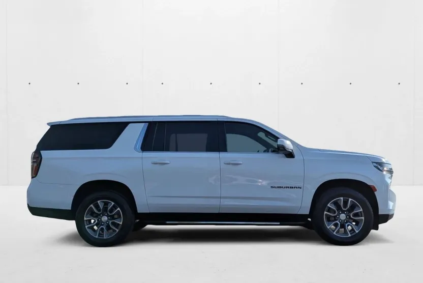 2022 Chevrolet Suburban LT photo 1