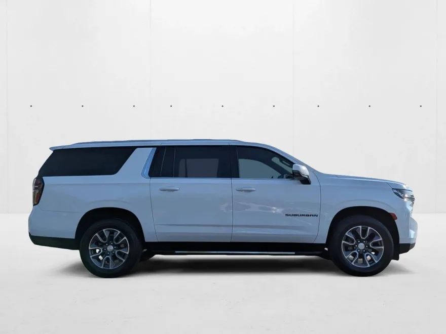 2022 Chevrolet Suburban LT photo 1