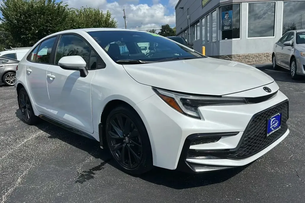 2023 Toyota Corolla SE photo 1