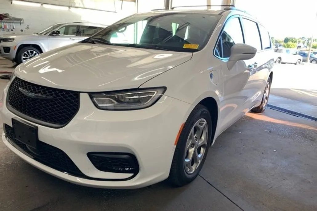 2021 Chrysler Pacifica Hybrid Limited photo 1