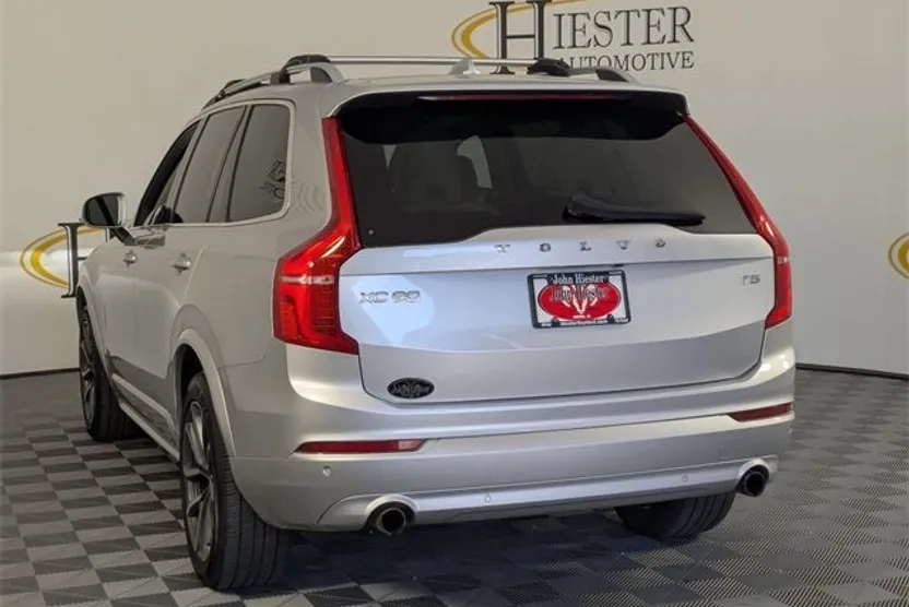 2019 Volvo XC90 T5 Momentum photo 1