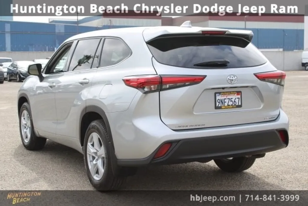 2021 Toyota Highlander LE photo 1