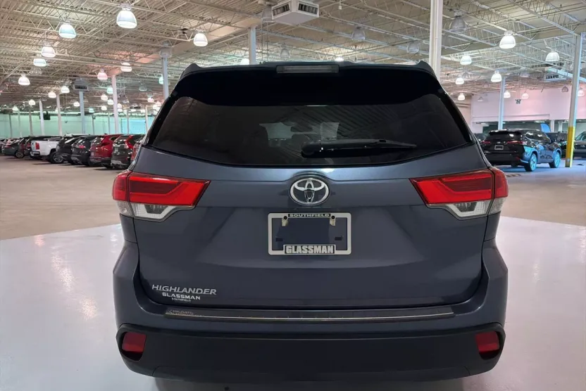 2019 Toyota Highlander LE photo 1