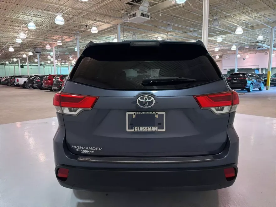 2019 Toyota Highlander LE photo 1