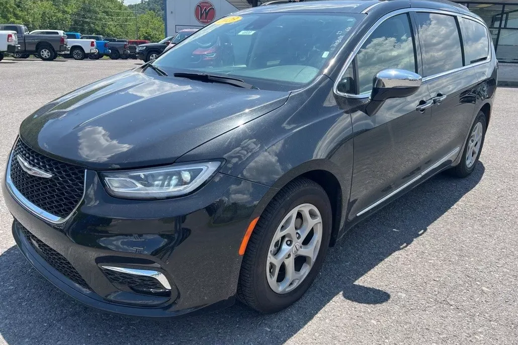 2023 Chrysler Pacifica Limited photo 1