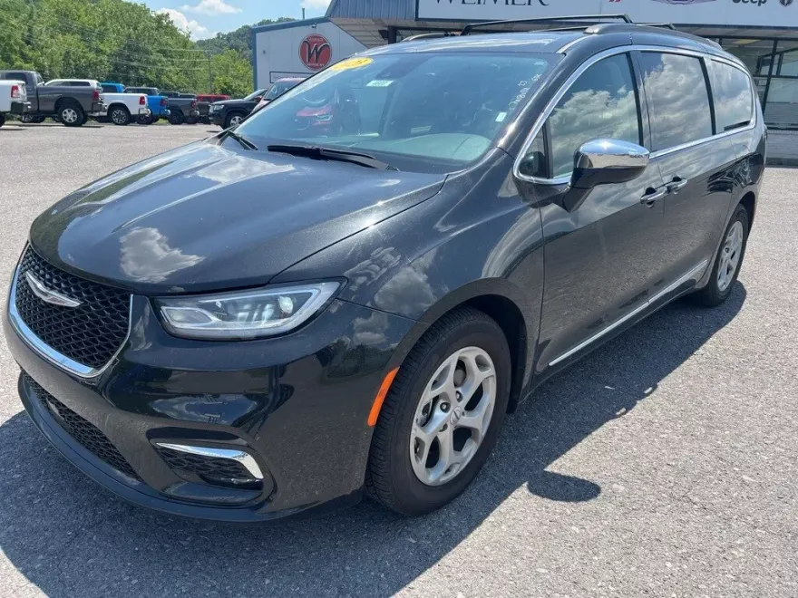 2023 Chrysler Pacifica Limited photo 1