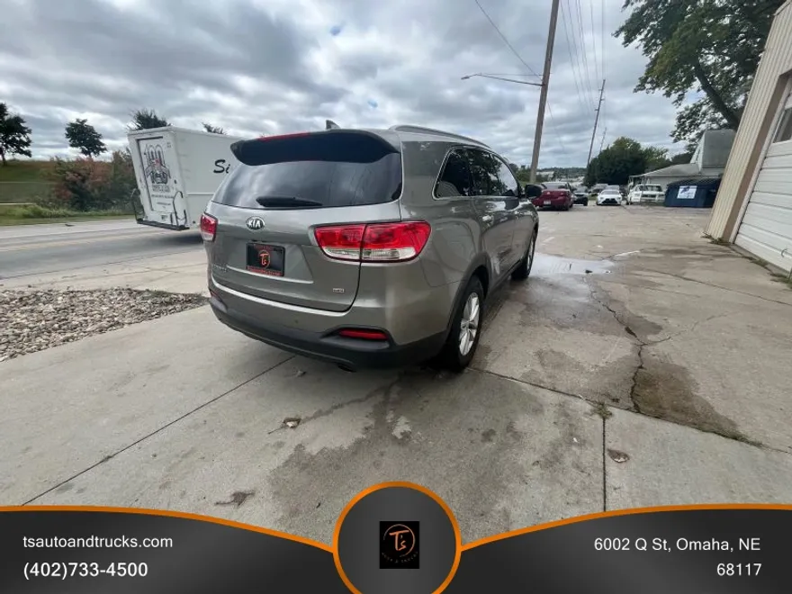 2017 Kia Sorento LX photo 1