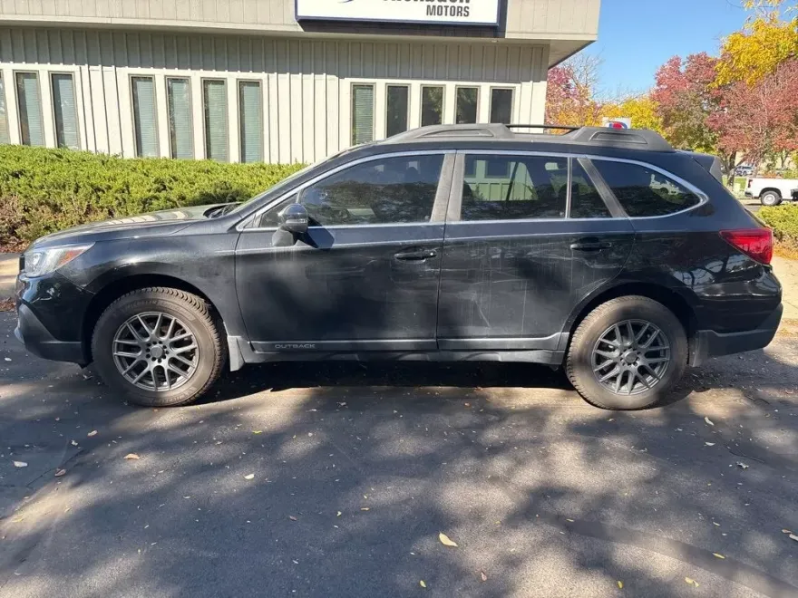 2018 Subaru Outback Premium photo 1