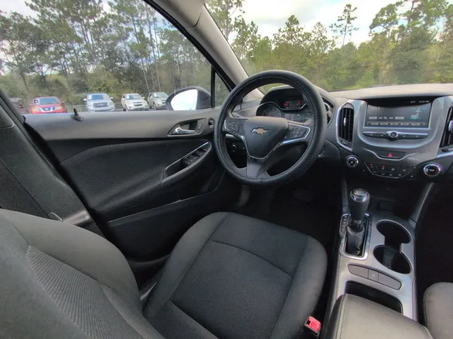 2016 Chevrolet Cruze LT photo 1