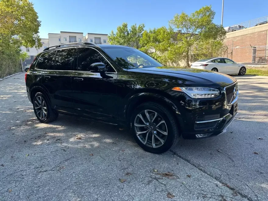 2017 Volvo XC90 T6 Momentum photo 1