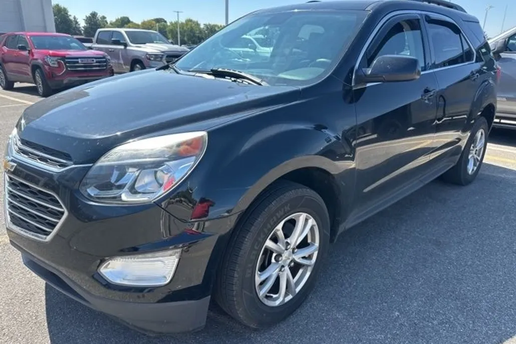 2017 Chevrolet Equinox LT photo 1