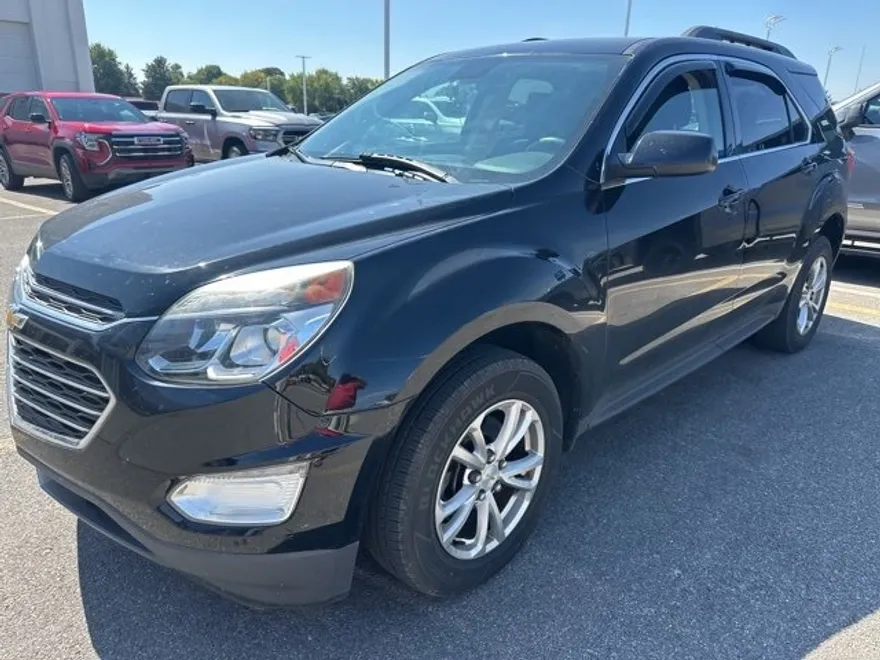 2017 Chevrolet Equinox LT photo 1