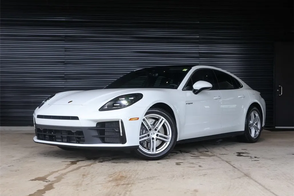 2025 Porsche Panamera E-Hybrid 4 photo 1