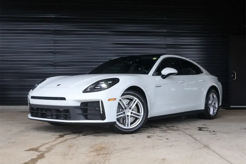 2025 Porsche Panamera E-Hybrid 4 photo 1
