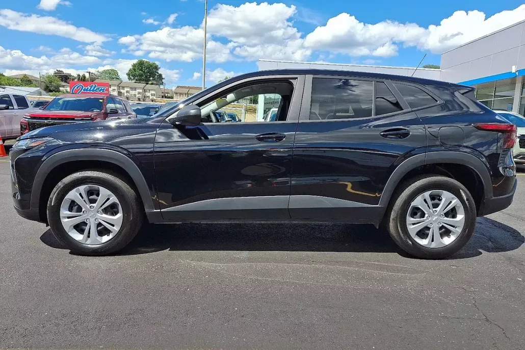 2025 Chevrolet Trax LS photo 1