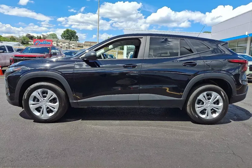2025 Chevrolet Trax LS photo 1
