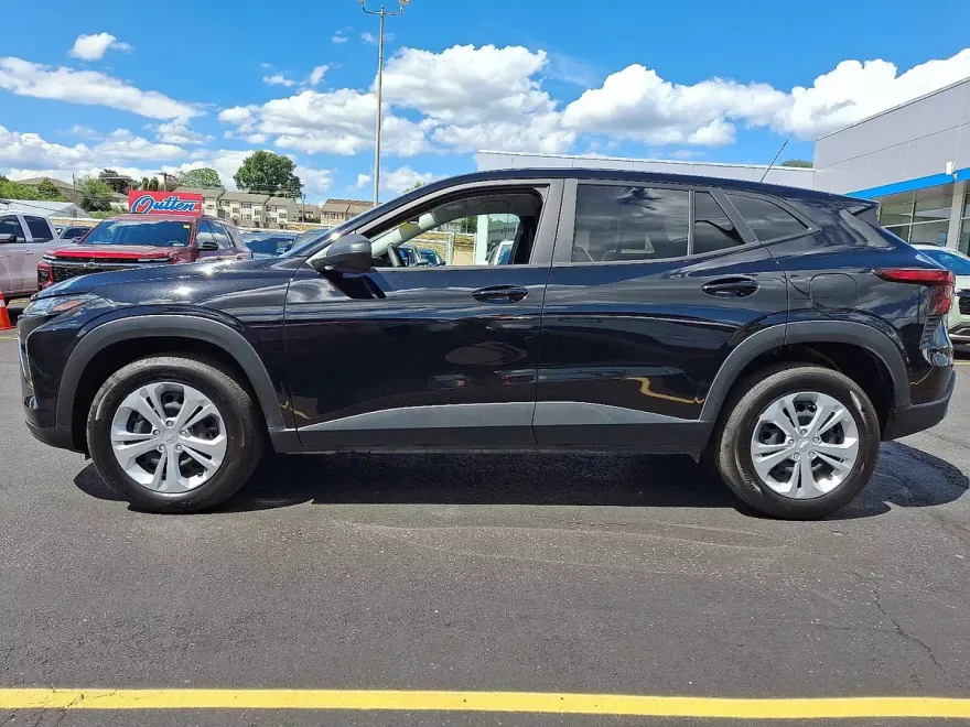 2025 Chevrolet Trax LS photo 1