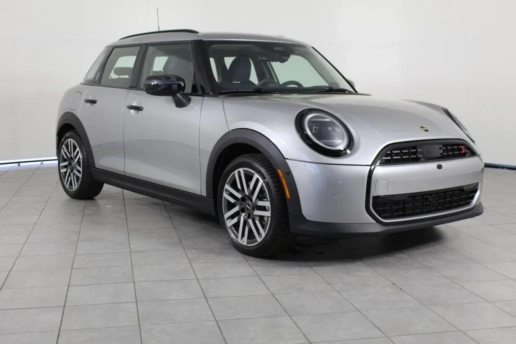 2025 Mini Cooper 4 Door Hardtop Iconic photo 1