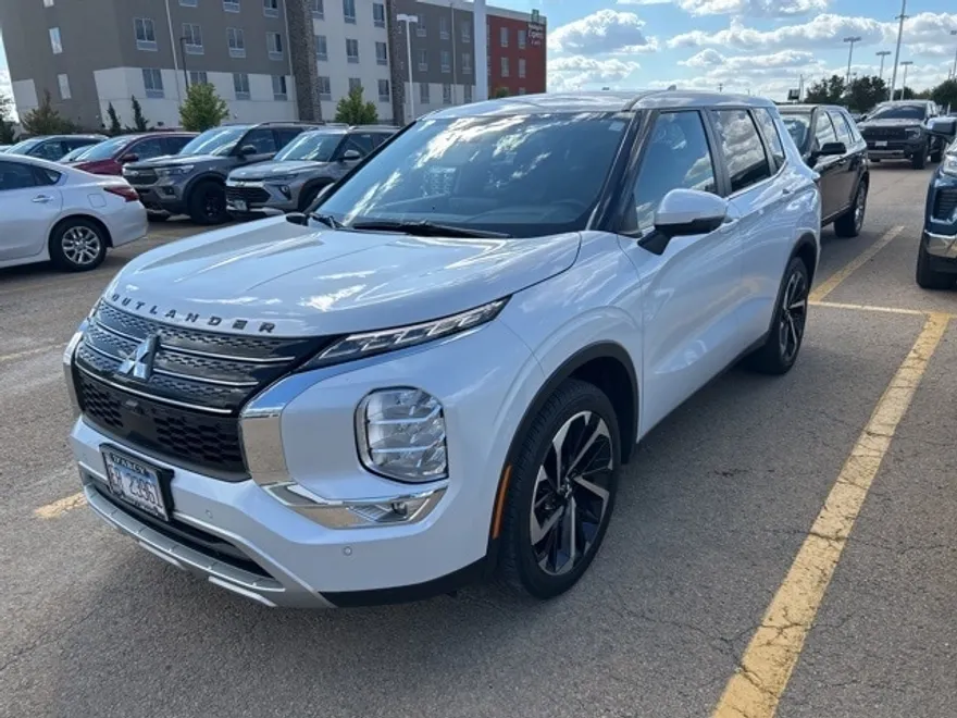 2024 Mitsubishi Outlander SE photo 1