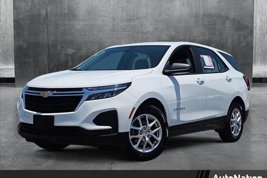2023 Chevrolet Equinox LS photo 1