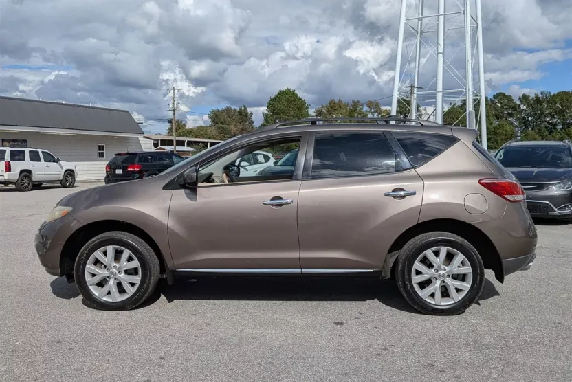 2011 Nissan Murano SV photo 1