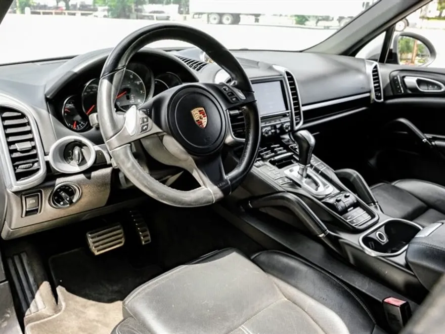2013 Porsche Cayenne S photo 2