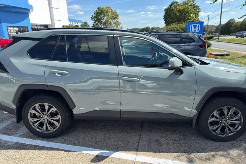 2022 Toyota RAV4 Hybrid XLE Premium photo 1