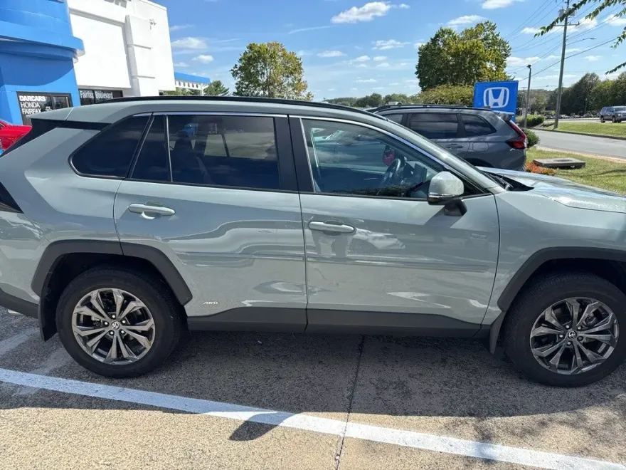 2022 Toyota RAV4 Hybrid XLE Premium photo 1