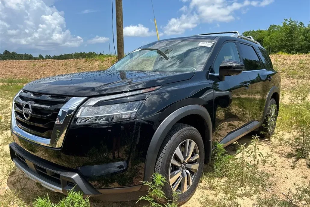 2024 Nissan Pathfinder SL photo 1