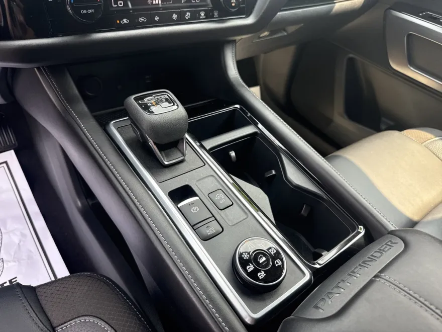 2023 Nissan Pathfinder SL photo 1