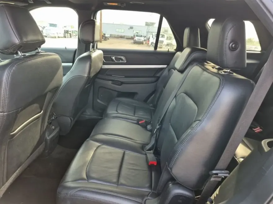 2017 Ford Explorer XLT photo 1