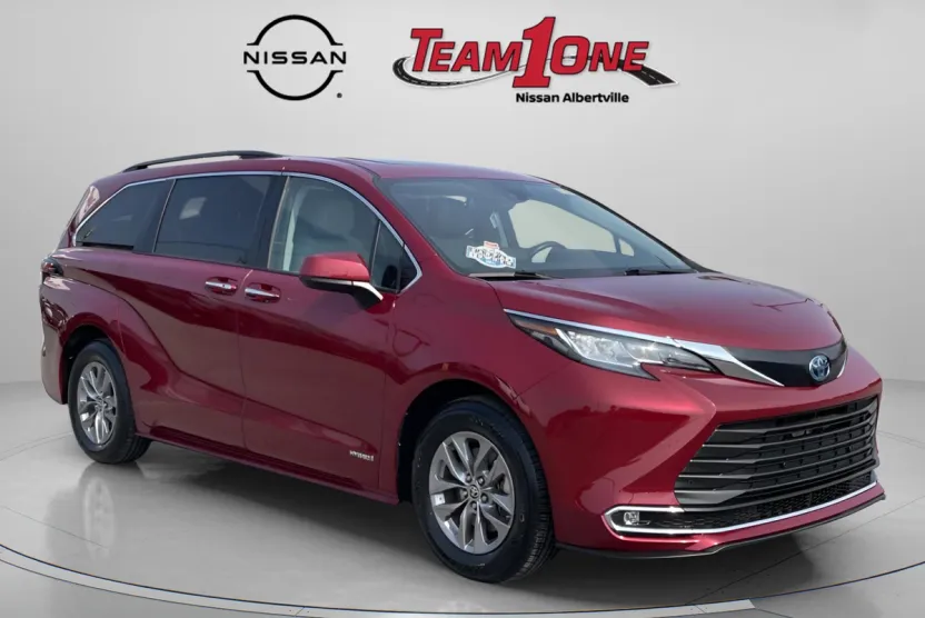 2021 Toyota Sienna XLE photo 1