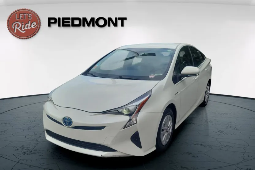 2017 Toyota Prius Three photo 1