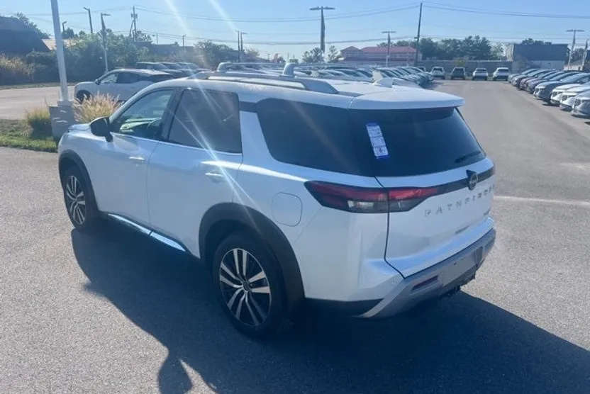 2025 Nissan Pathfinder Platinum photo 1