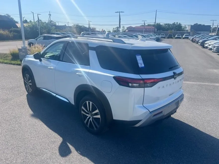 2025 Nissan Pathfinder Platinum photo 1