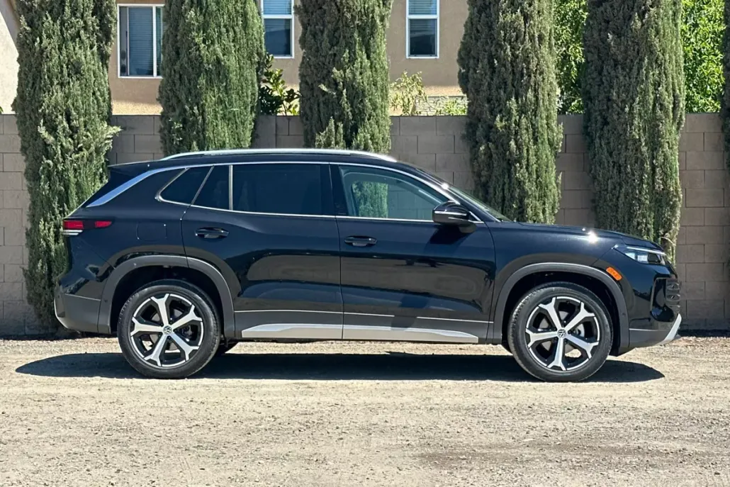 2025 Volkswagen Tiguan SE photo 1