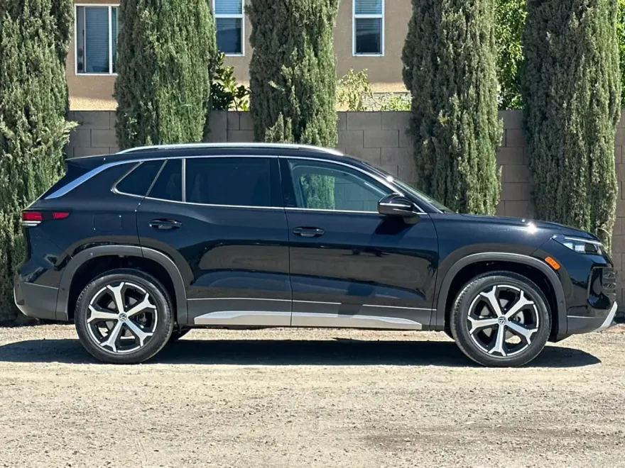 2025 Volkswagen Tiguan SE photo 1