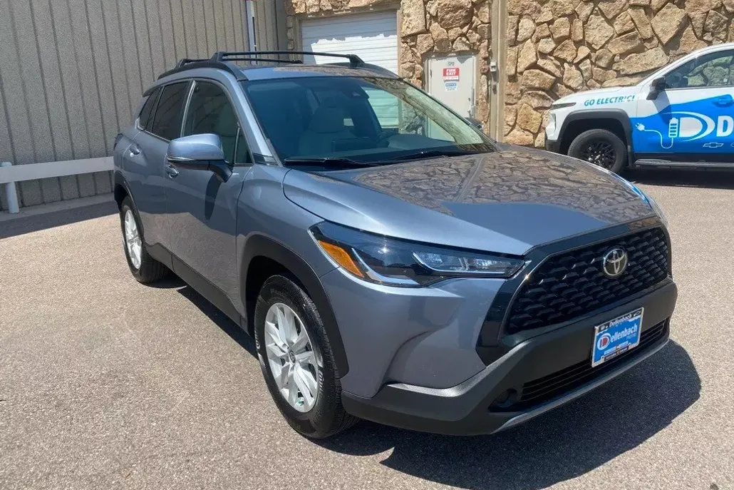 2022 Toyota Corolla Cross LE photo 1