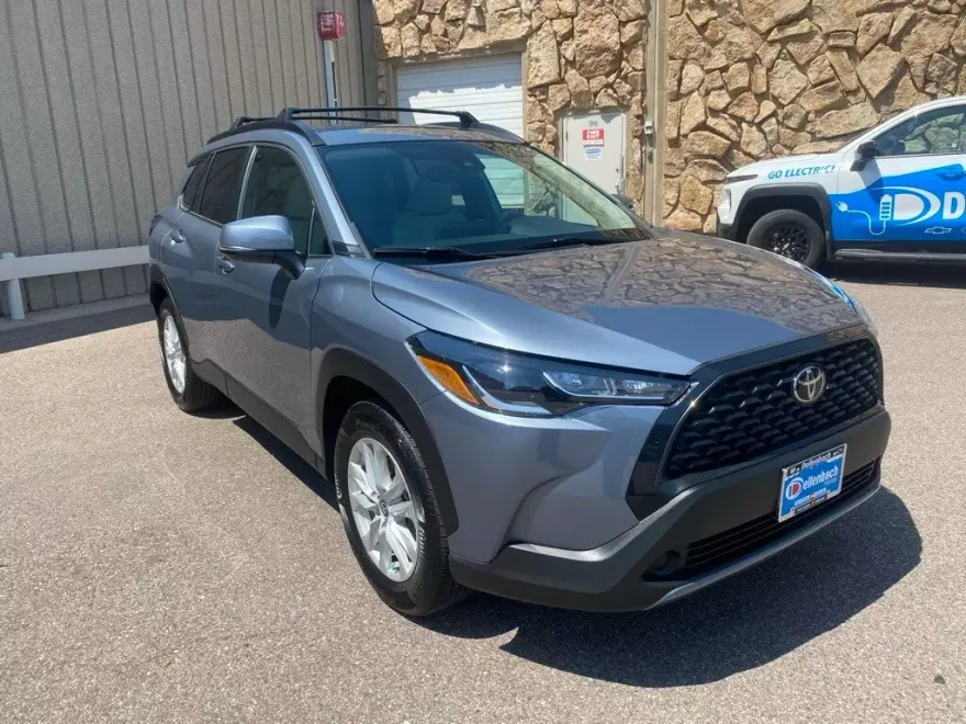 2022 Toyota Corolla Cross LE photo 1