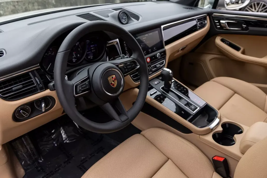 2025 Porsche Macan T photo 1